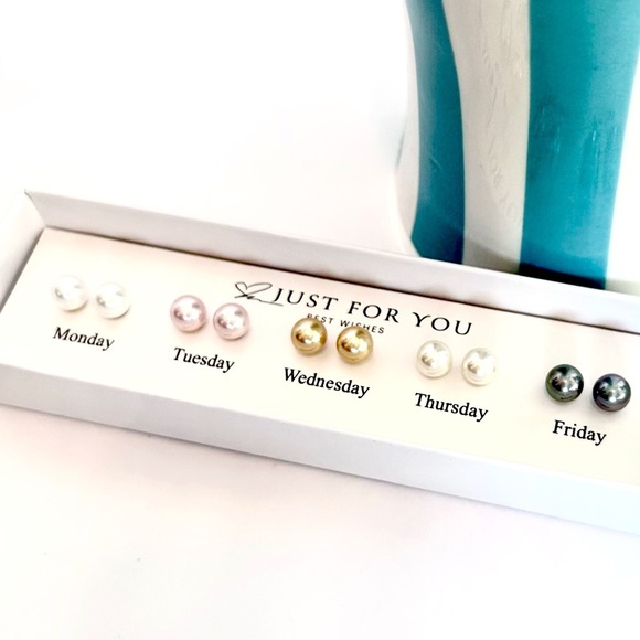 A Week of Pearl Earrings Gift Box Set w 5 pairs of Pearl Studs - Picture 1 of 6